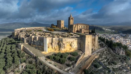 Papier Peint photo Cerro Torre vista aérea de la fortaleza de la Mota en el municipio de Alcalá la Real, Andalucía
