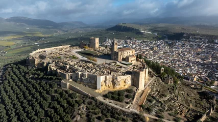 Papier Peint photo Cerro Torre vista aérea con dron de la fortaleza de la mota en Alcalá la Real, Andalucía 