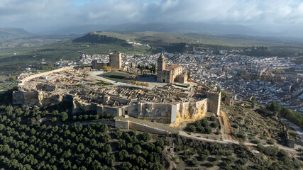 Fototapeta premium vista aérea con dron de la fortaleza de la mota en Alcalá la Real, Andalucía 