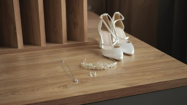 Beautiful bride shoes and wedding jewelry - Western Bridal Jewelry Sets