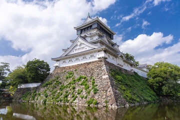 青空の下の小倉城　横位置