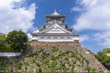 青空の下の小倉城　正面