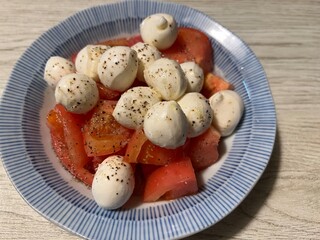 トマトとモッツアレラチーズのカプレーゼ