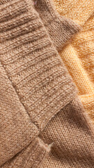 Detalle de puños elasticos en jersey de lana amarilla y marrón
