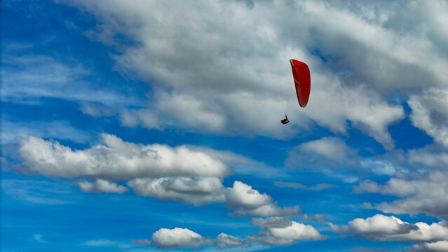 Foto en San Felix, Bello, Colombia. Se aprecia en la foto a personas disfrutando del vuelo en parapente, en un lugar con paisajes extraordinarios.