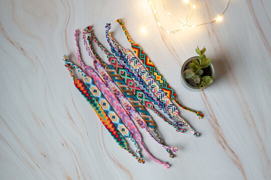 Bracelets br&eacute;siliens - bracelets d'amiti&eacute; color&eacute;s - texture color&eacute;e - cr&eacute;ation artisanale avec une guirlande lumineuse en bokeh