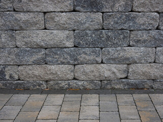 Steinmauer mit Gehweg