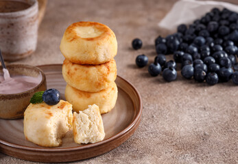 healthy breakfast cheese pancakes with yogurt