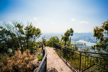 香川 屋島の山頂から眺めた高松市の街並みと夏の青空