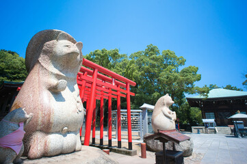 香川 真夏の屋島寺を彩る青空と赤い鳥居と狸の石像