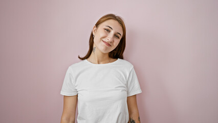 Obraz premium Young woman smiling confident standing over isolated pink background