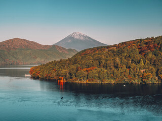神奈川県足柄下郡箱根町にある芦ノ湖と赤い鳥居と日本の象徴富士山