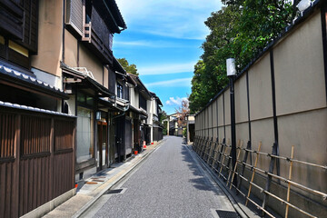 茶道の風情ある京都市小川通の町並み