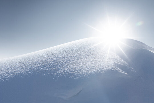Sonnenstrahl hinter einer Schneewehe Nahaufnahme