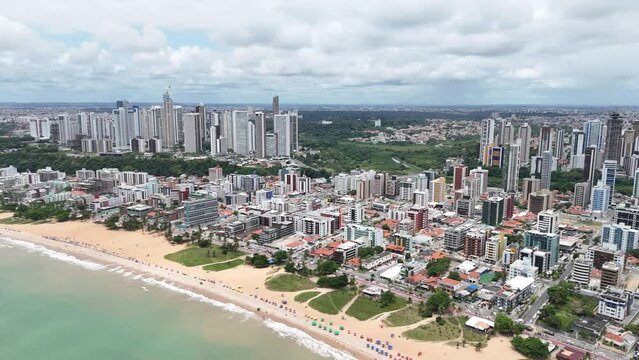 ver&atilde;o na praia de cabo branco em jo&atilde;o pessoa, cidade muito linda, &aacute;gua cristalina e bem azul (Summer on Cabo Branco beach in Jo&atilde;o Pessoa, very beautiful city, crystal clear and blue water)