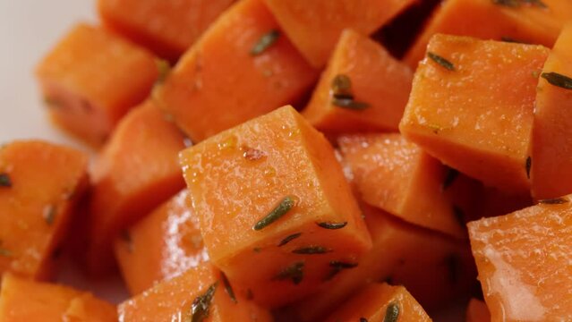 d&egrave;s de patates douces cru, pr&eacute;par&eacute;s pour la cuisson