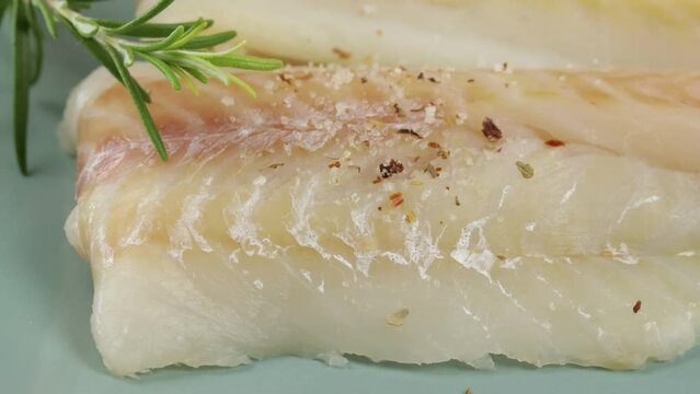 poivre et sel vers&eacute; sur des filets de colin cru