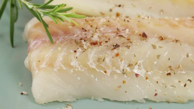 poivre et sel vers&eacute; sur des filets de colin cru