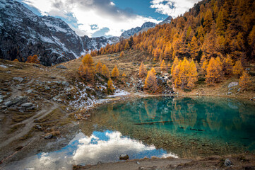 landscape with lake and mountains in autumn in the Swiss Alps - 677726016