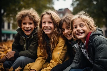 Poster Grupo de amigos alegres niños con caras sonrientes posando en al aire libre en un día soleado de otoño, los niños y las niñas emocionados que se divierten durante la actividad en la naturaleza. © Crowded Studio