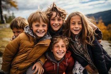 Grupo de amigos alegres niños con caras sonrientes posando en al aire libre en un día soleado de otoño, los niños y las niñas emocionados que se divierten durante la actividad en la naturaleza. - obrazy, fototapety, plakaty