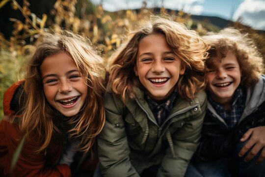 Grupo de amigos alegres ni&ntilde;os con caras sonrientes posando en al aire libre en un d&iacute;a soleado de oto&ntilde;o, los ni&ntilde;os y las ni&ntilde;as emocionados que se divierten durante la actividad en la naturaleza.
