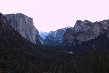 Beautiful shot of a landscape of Yosemite Valley between cliffs