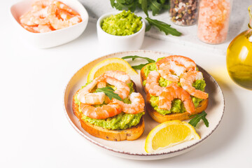 Shrimps on toast with avocado and lemon. Prawns. Breakfast concept. Bruschetta. 