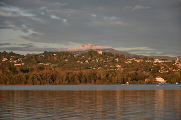 prima neve sulle montagne vista dal lago