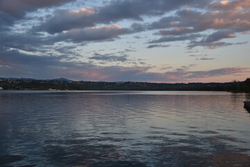 lago al tramonto in autunno