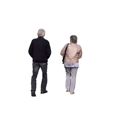 Naklejka premium Couple de seniors vu de dos, marchant en automne, homme en veste noire et pantalon gris, femme en veste rose et pantalon clair, tous deux aux cheveux gris