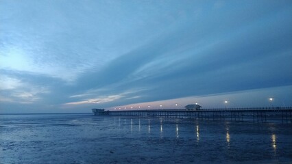 Obraz premium Scenic view of the Southern Pier in Merseyside, England during sunset