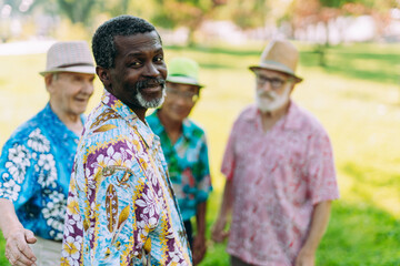 Naklejka premium Group of senior friends playing games and making different activities at the park. Lifestyle concepts about seniority and third age