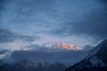 Montagne des Alpes enneigée en Haute-Savoie, France avec levé de soleil 