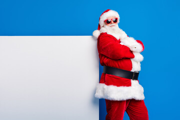 Photo portrait of aged senior man crossed arms lean on white wall wear trendy santa claus costume coat isolated on blue color background