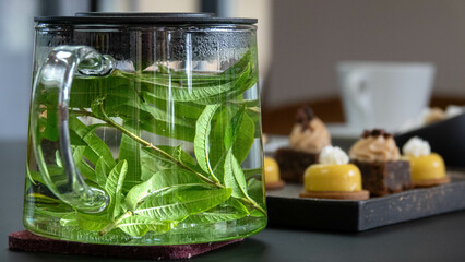 Infusion verveine et g&acirc;teaux