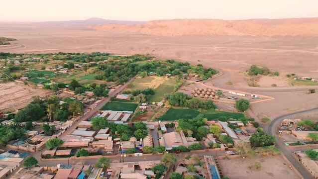 Vista a&eacute;rea de S&atilde;o Pedro de Atacama durante amanhecer  na primavera de 2023. Vegeta&ccedil;&atilde;o, deserto e casas ao lado do deserto do Atacama. 