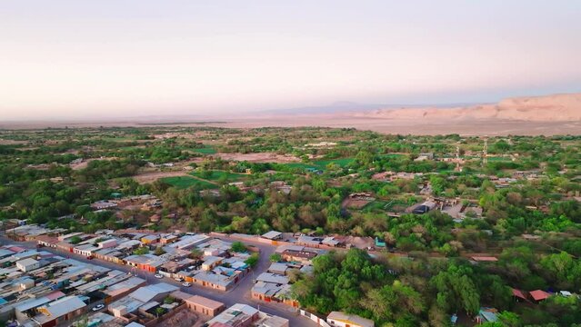 Vista a&eacute;rea de S&atilde;o Pedro de Atacama durante amanhecer  na primavera de 2023. Vegeta&ccedil;&atilde;o, deserto e casas ao lado do deserto do Atacama. 