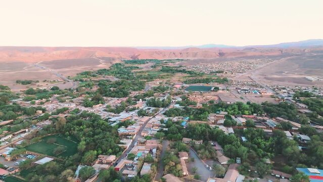 Vista a&eacute;rea de S&atilde;o Pedro de Atacama durante amanhecer  na primavera de 2023. Vegeta&ccedil;&atilde;o, deserto e casas ao lado do deserto do Atacama. 