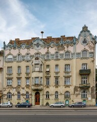 Obraz premium an old house with many cars in front of it and a road
