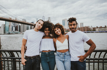 Group of friends spending time togeher in New york city, - obrazy, fototapety, plakaty