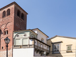 Two steps through the medieval neighborhoods of ancient Lucca (Tuscany) - 677782839