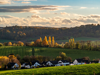 Neubaugebiet in herbstlicher Landschaft © focus finder