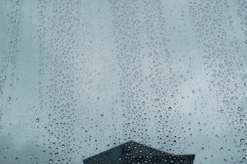 車のフロントガラスから眺める雨の風景