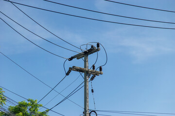 An electrical pole that shows the disorder in the arrangement of the cables.