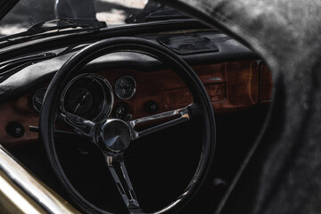 Esta foto mostra um volante de carro de couro cromado. O volante está em close-up, e os detalhes...