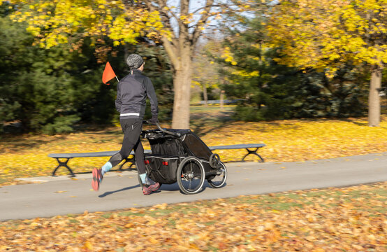 Homme courant (jogging) en poussant un chariot