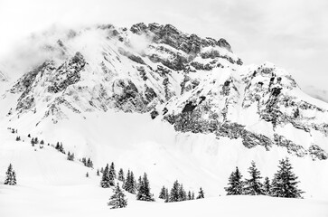 Fototapeta na wymiar Un sommet enneigé de la chaine des Aravis dans les Alpes françaises