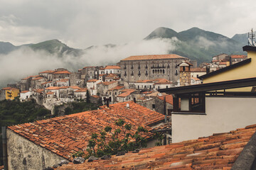 Włoskie miasteczko w górach, mgla - obrazy, fototapety, plakaty