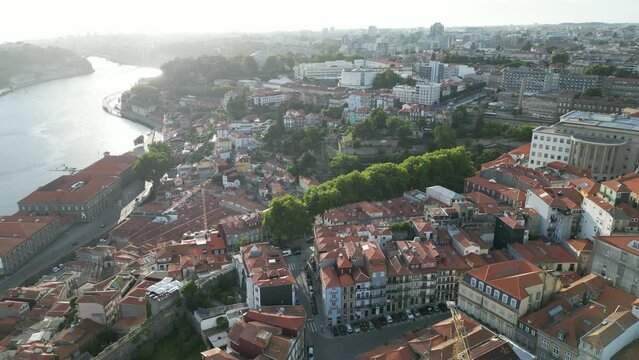 Porto Cidade Rio Douro Pelourinho Portugal Centro Hist&oacute;rico Patrim&ocirc;nio Mundial Ribeira Ponte Lu&iacute;s I Vinho Europa Portuguesa S&eacute; Torre Cl&eacute;rigos Rabelo Turismo Cultural Antigo Caves Vinho Drone Euro